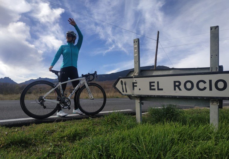 Elena Rodriguez entrenando con la bici