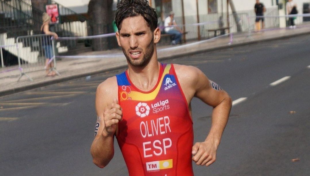 Carlos Oliver compitiendo como internacional en triatlón