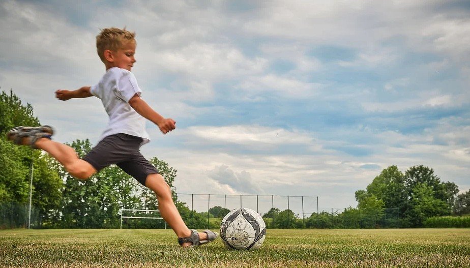 Niño jugando al fútbol