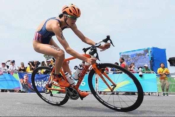 Gwen Jorgensen com a bicicleta roubada no Rio 2016