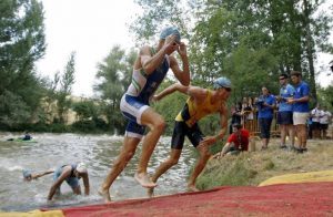Verlassen Sie das Wasser im Almazán Triathlon
