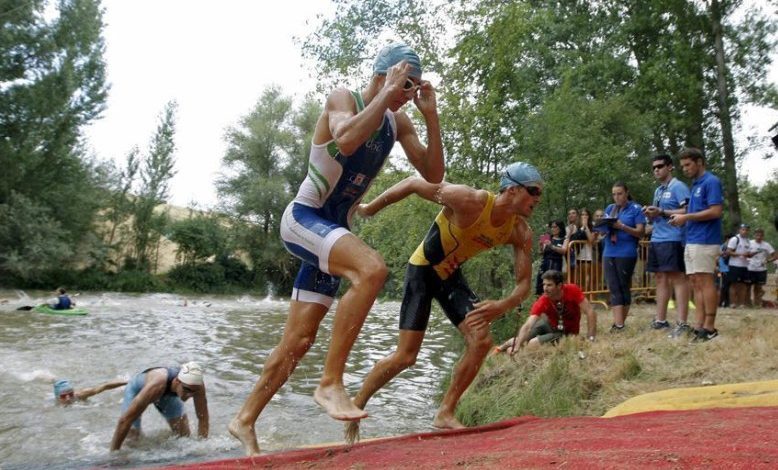 salida del agua en el Triatlón de Almazán