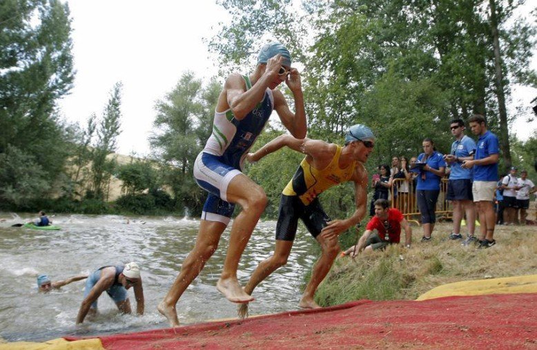 salida del agua en el Triatlón de Almazán
