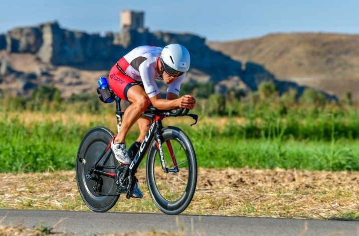 Radfahrersegment bei einem Test des Korona Triathlon