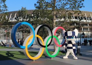 Anneaux olympiques avec la mascotte de Tokyo 2020