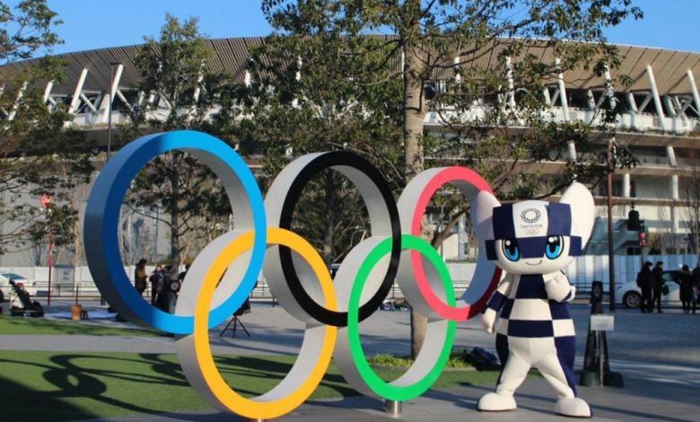 Anelli olimpici con mascotte di Tokyo 2020