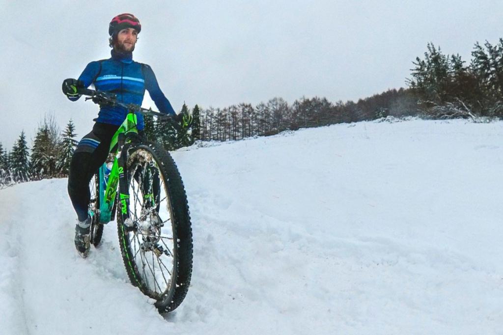 Pello Osoro entrenando con la bicicleta en la nieve