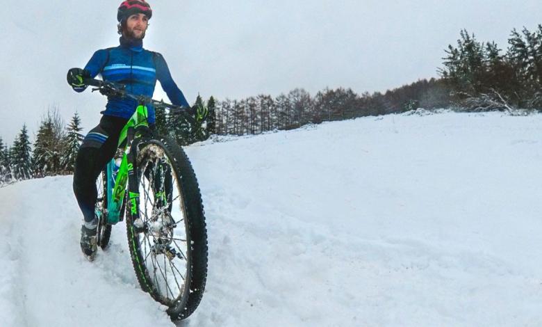 Pello Osoro treinando com a bicicleta na neve