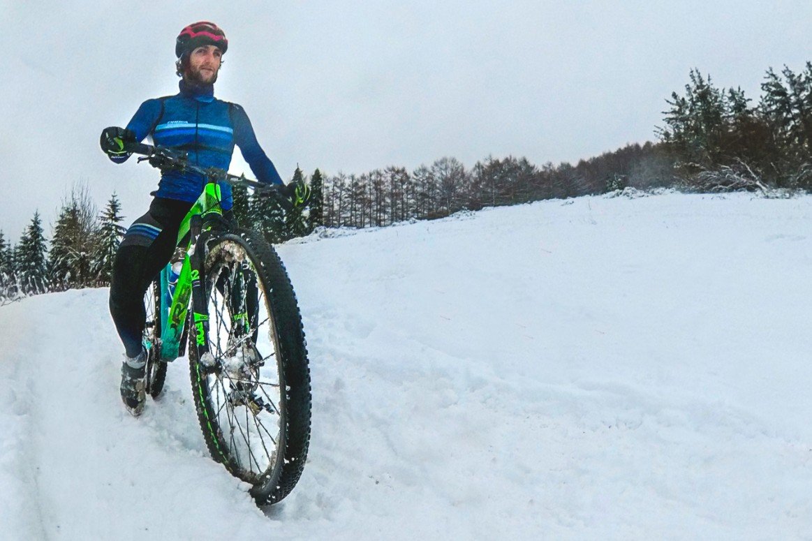 Pello Osoro training with the bicycle in the snow