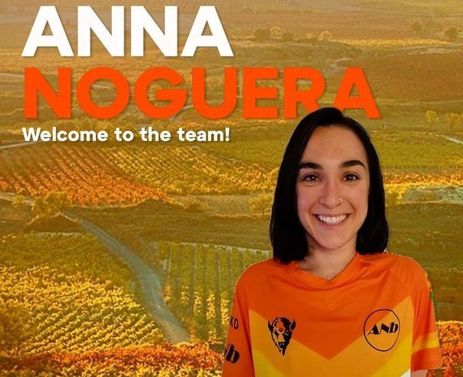 Anna Noguera con el equipo ANb Triathlon