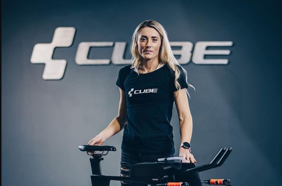 Lucy Charles ficha por Cube