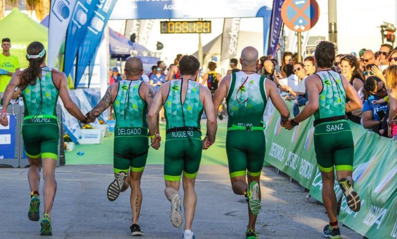 Un equipo de triatlón entrando juntos en meta