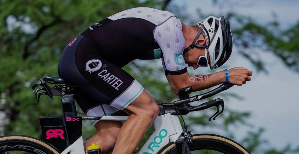 Un ciclista en posición "aero" con componentes shimano