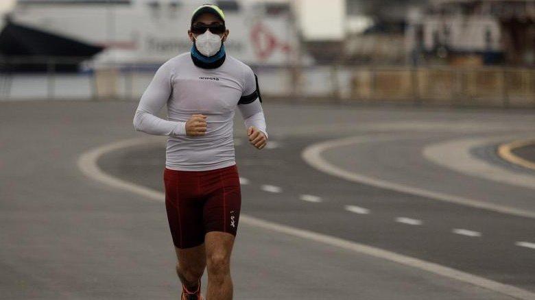 Galiza obrigada a correr sozinha e com uma máscara