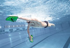 ¿Cómo usar palas de natación?