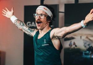 Florian Neuschwander en el momento de acabar los 100 km en cinta