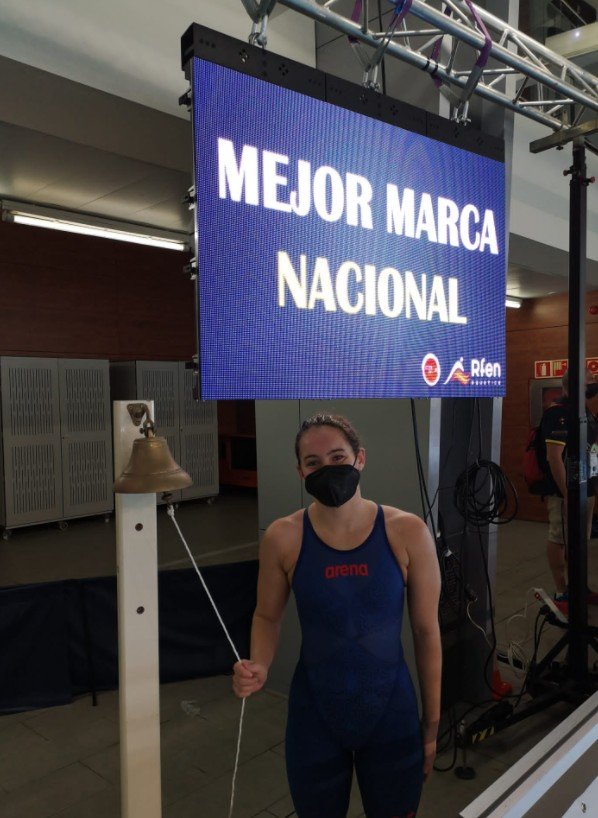Jimena Pérez después de conseguir el récord España de 5000