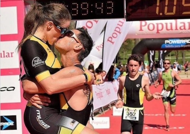 un couple de triathlètes à la ligne d'arrivée