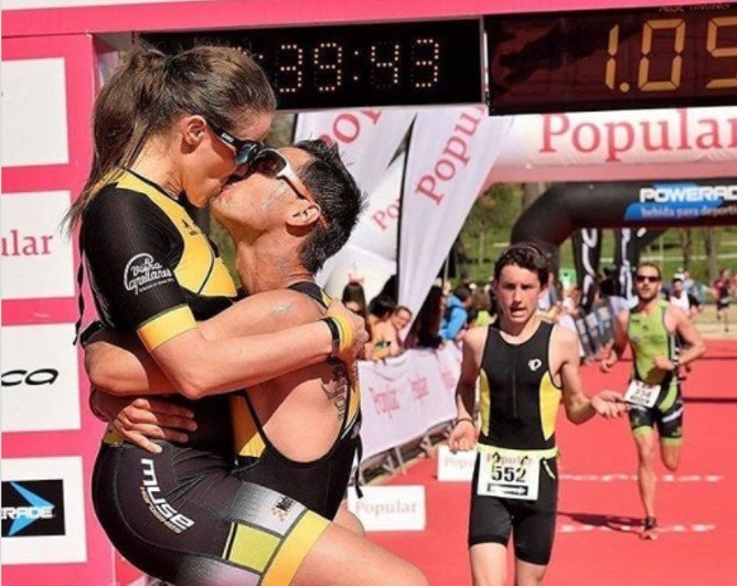una pareja de triatletas en meta