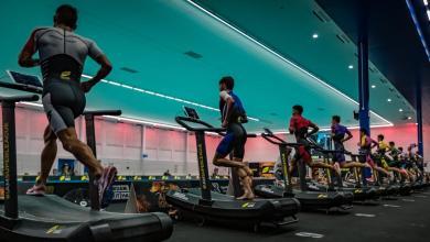 Atletas compitiendo en cinta de correr en los SLT Arena Games