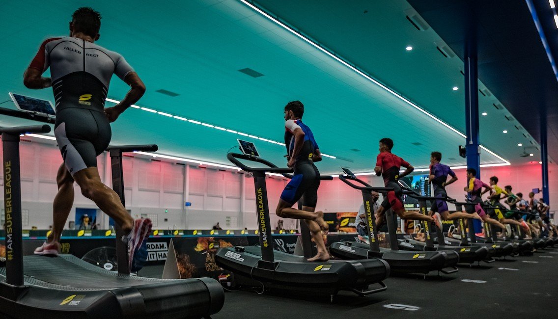 Atletas compitiendo en cinta de correr en los SLT Arena Games