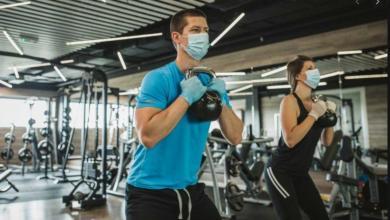 musculation dans la salle de gym