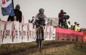 El ciclista profesional Tom pidcock corre un 5K a 2:41