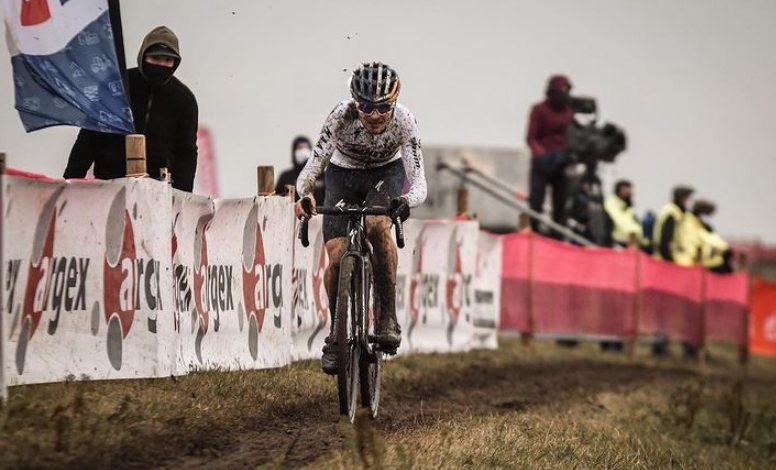 Le cycliste professionnel Tom Pidcock court un 5 km à 2:41