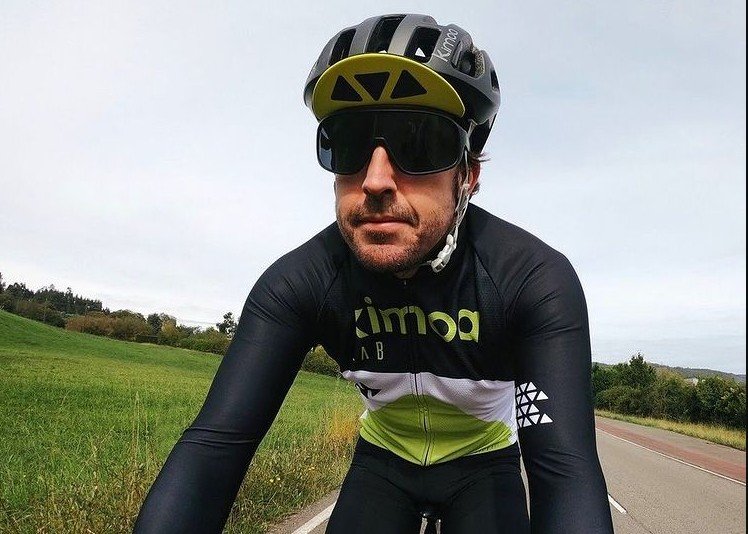 Fernando Alonso entrenando con la bicicleta