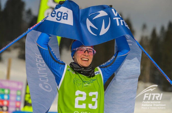 Sandra Mairhofer vencendo a Copa do Mundo de Triatlo Asiago