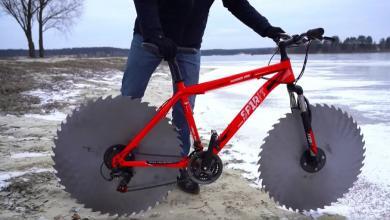 Captura de la bicicleta con sierras en vez de ruedas