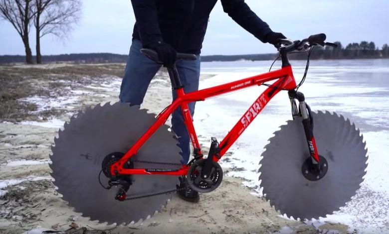 Captura de la bicicleta con sierras en vez de ruedas