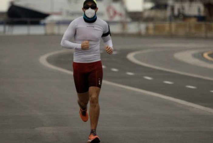 allenamento dell'atleta con maschera