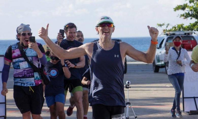 Luis de Arriba winning ultra triathlon cozumel