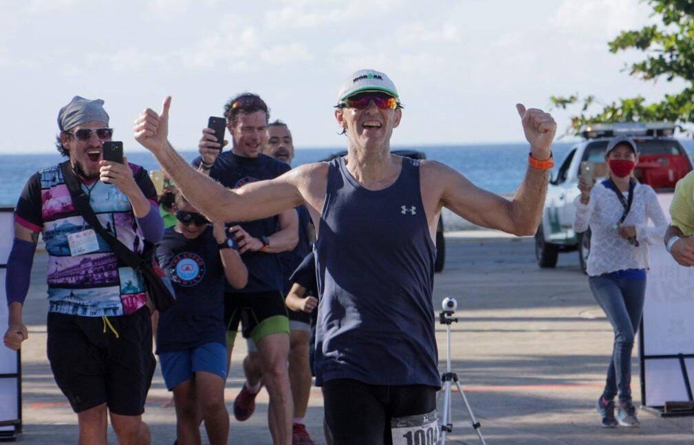 Luis de Arriba ganando ultra triatlon cozumel