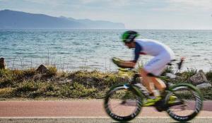 Un triathlète dans le segment cycliste d'IROMAN Mallorca