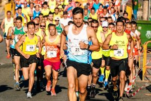 ¿Cuántas calorías se gastan nadando, corriendo o en bici?