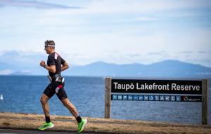 un triatleta en el segmento de carrera del IRONMAN New Zealand
