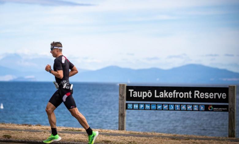 un triatleta en el segmento de carrera del IRONMAN New Zealand