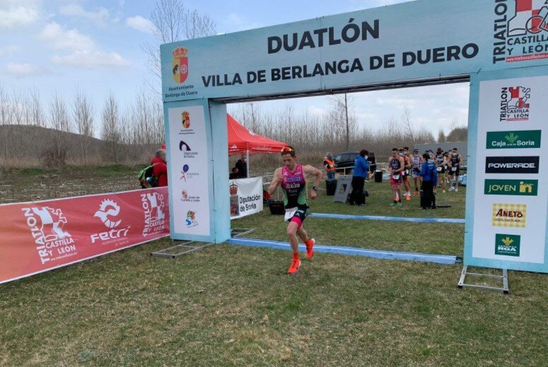 Maddi Marquet y Fernando Zorrilla ganan el clasificatorio de Berlanga de Duero - Noticias Triatlón Salida Rolling Start Berlanga de Duero 2021