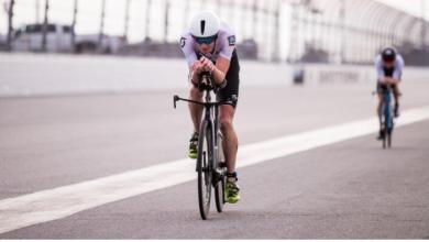 triatleta en el segmento ciclista de Daytona