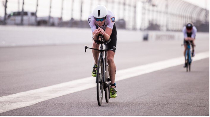 triatleta en el segmento ciclista de Daytona