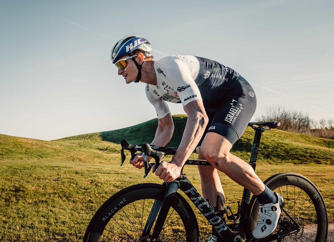 ciclista con el Sillín Flite Boost Pro Team Kit Carbonio Superflow