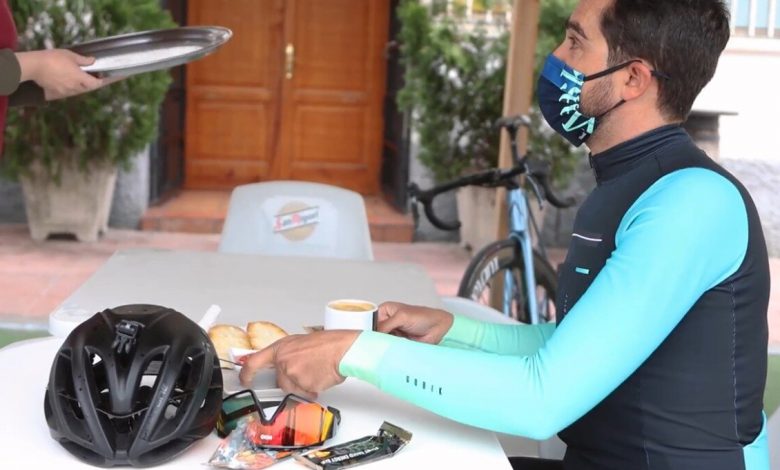 Alberto Contador prenant son petit déjeuner dans une cafétéria