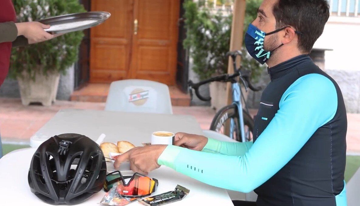 Alberto Contador frühstückt in einer Cafeteria
