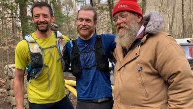 Lazarus Lake, Jared Campbell y Luke Nelson en el campamento tras finalizar la Barkley Marathons 2021.