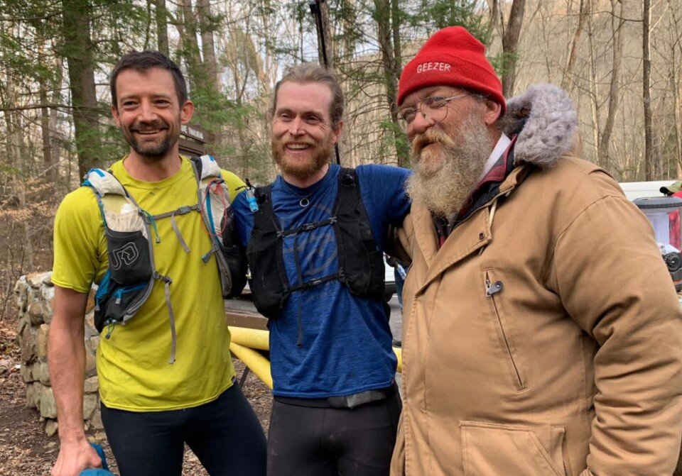 Lazarus Lake, Jared Campbell y Luke Nelson en el campamento tras finalizar la Barkley Marathons 2021.