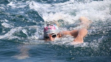 Un nageur dans la mer