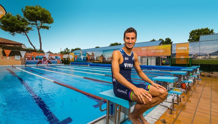 Mario Mola nella piscina dell'Hotel Viva di Alcudia