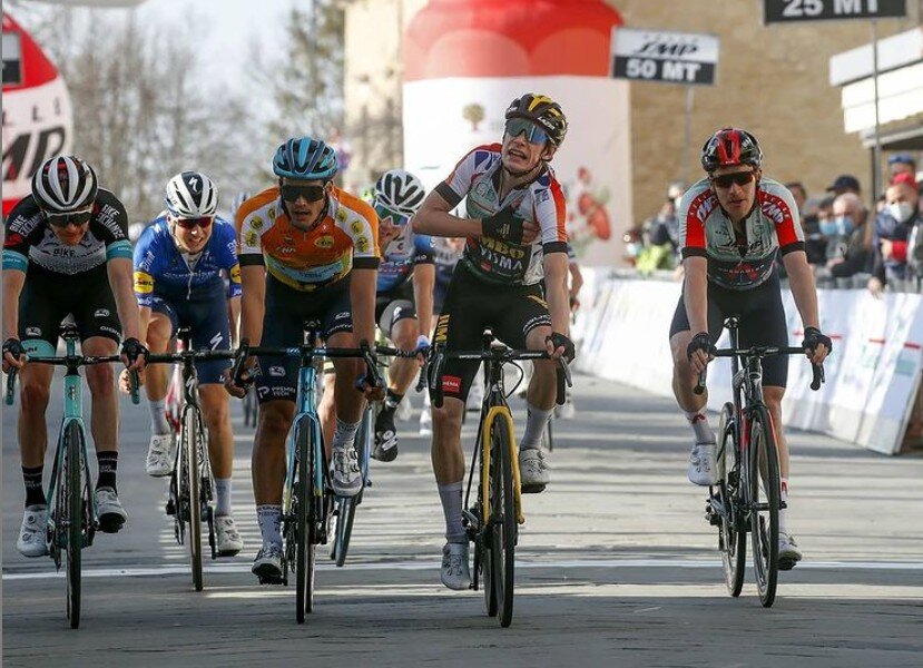 Javier Romo consigue el segundo puesto en una etapa ciclista profesional en el año de su debut - Noticias Triatlón javier romo segundo la Semana Coppi e Bartali